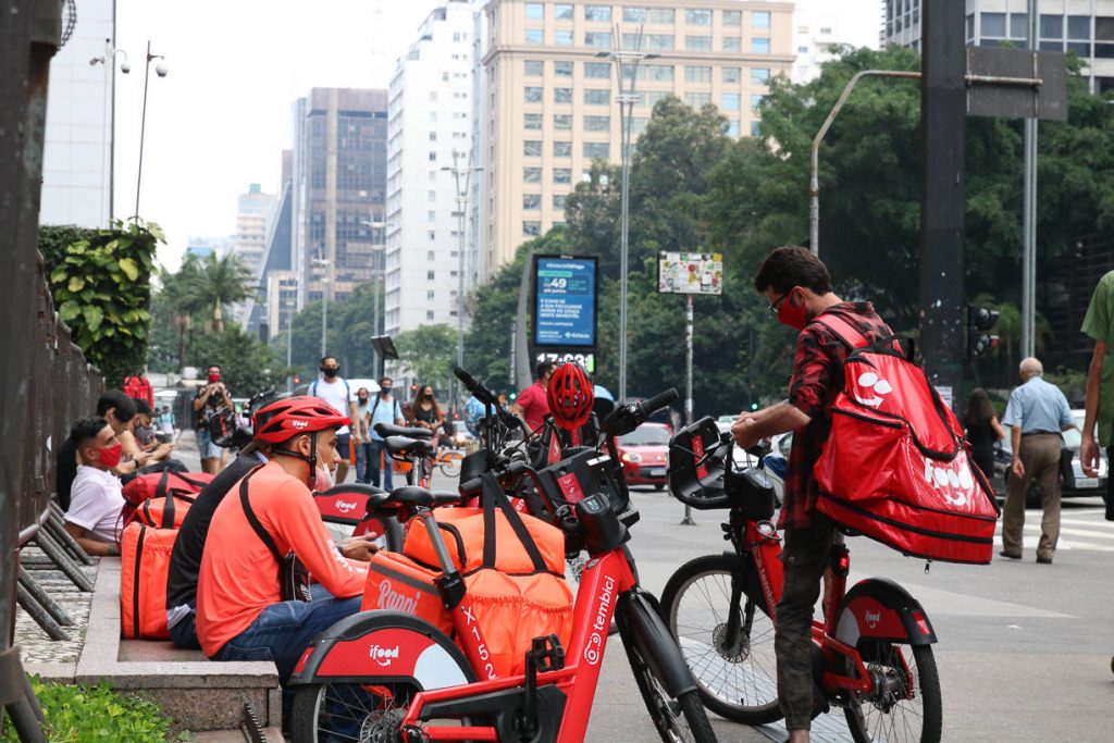 Sancionada lei que obriga apps a dar auxílio e seguro a entregadores