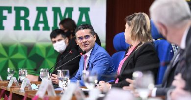 Prefeito David Almeida reúne políticos e representantes da indústria e do comércio em defesa da ZFM