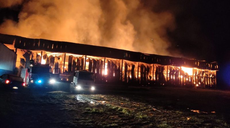 Incêndio de grandes proporções atinge fábrica de maçãs em Vacaria