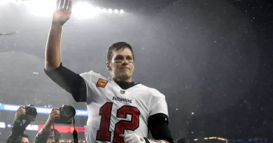 Tom Brady desiste de aposentadoria e seguirá jogando na NFL