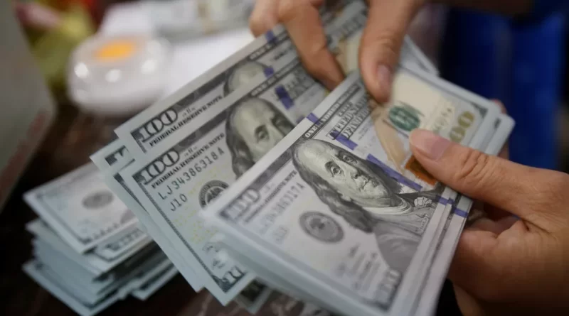 Dólar cai abaixo de R$ 4,90, no sexto dia seguido de queda