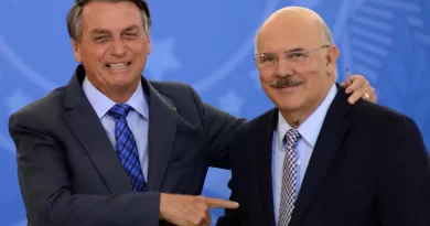 Bolsonaro é convencido por aliados a tirar Milton Ribeiro do Ministério da Educação
