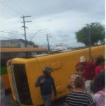Avenida vira palco de terror após micro-ônibus tombar com passageiros dentro