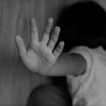 “Mãe é presa em Manaus por omissão em cr*me contra a própria filha de 8 anos”